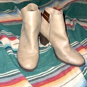 Ellie boots, barely worn, great condition